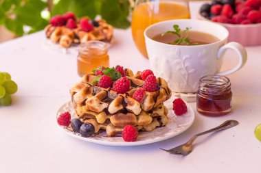 Ahududu, çikolata ve bir plaka üzerinde şurubu ile Belçika waffle.