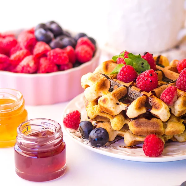 Gaufres belges aux framboises, chocolat et sirop sur une assiette . — Photo