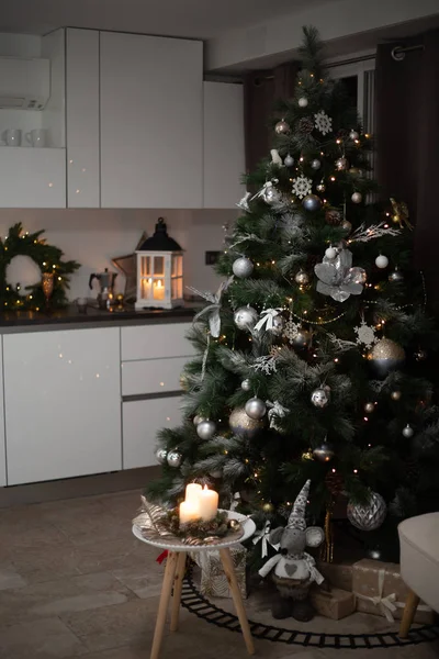 Christmas lights hanging in a tree — Stock Photo, Image