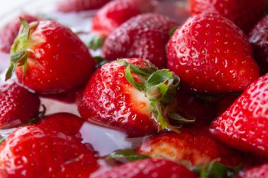 Suda köpüklü çilek yığını