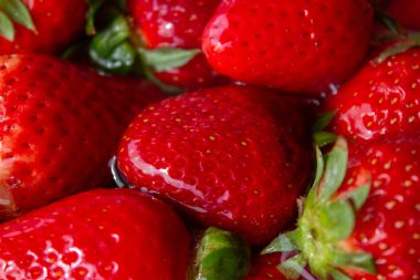 Suda köpüklü çilek yığını