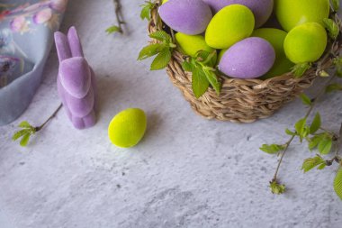 Paskalya yeşili ve açık renkli tavşanlı mor yumurtalar.
