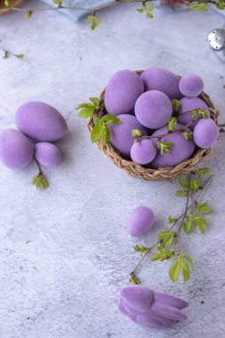 Paskalya yeşili ve açık renkli tavşanlı mor yumurtalar.