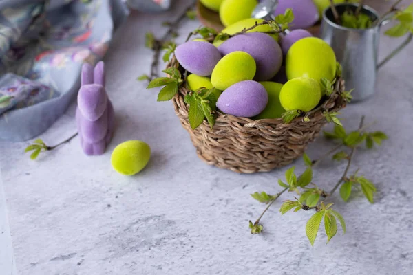 Wielkanoc Zielone Fioletowe Jaja Królikiem Jasnej Powierzchni — Zdjęcie stockowe