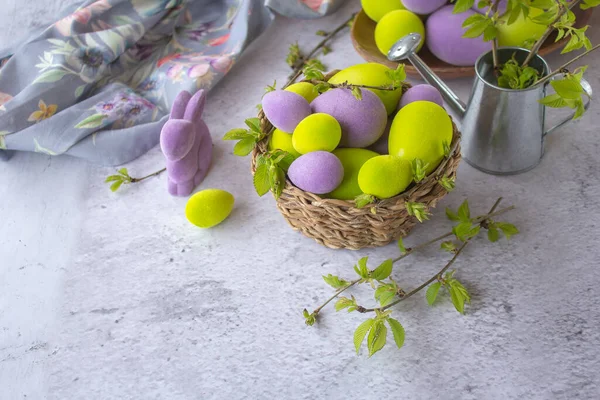 Великодні Зелені Фіолетові Яйця Кроликом Світлій Поверхні — стокове фото