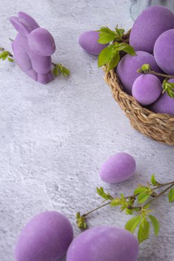 Renkli Paskalya yumurtaları ve çiçekli dallar