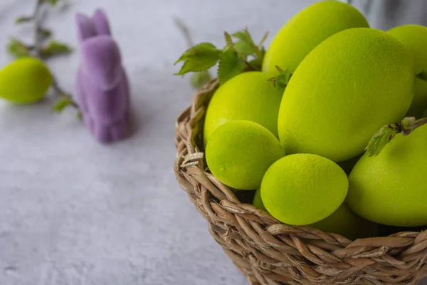 Conjunto Colorido Huevo Pascua Sobre Fondo Madera Con Dibujo Conejo — Foto de Stock