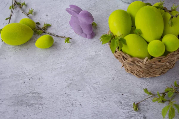 Set Telur Paskah Berwarna Warni Pada Latar Belakang Kayu Dengan Stok Foto Bebas Royalti