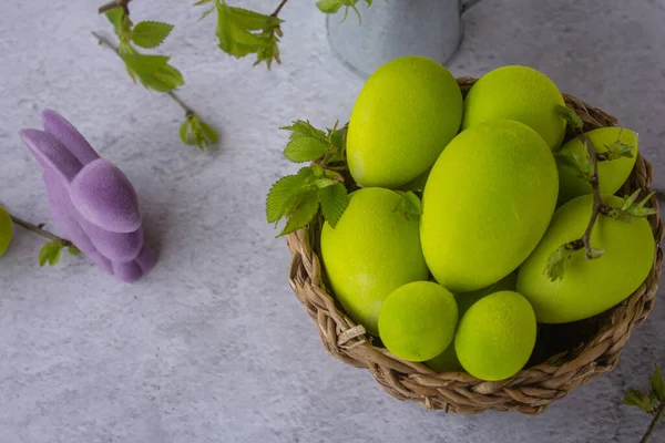 Set Telur Paskah Berwarna Warni Pada Latar Belakang Kayu Dengan Stok Gambar