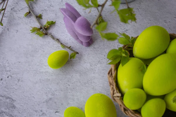 Set Telur Paskah Berwarna Warni Pada Latar Belakang Kayu Dengan Stok Gambar