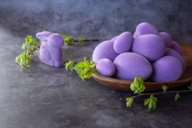 Karanlık bir arka planda paskalya yumurtaları