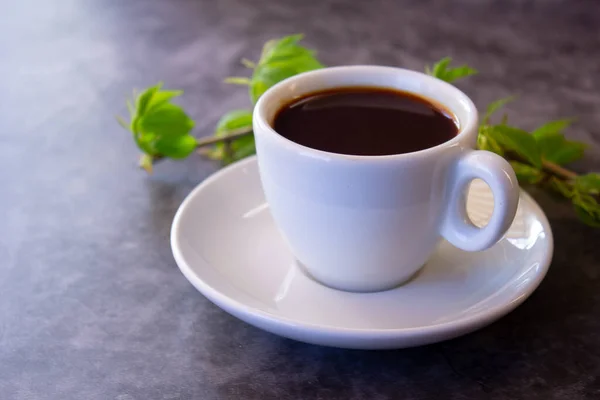 Tasse de café chaud aromatique sur un fond sombre à plat — Photo