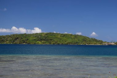 Tepenin arkasında mavi su