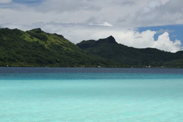 Água Azul Com Colinas Fundo — Fotografia de Stock