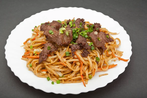 Kinesiska nudlar med kött — Stockfoto
