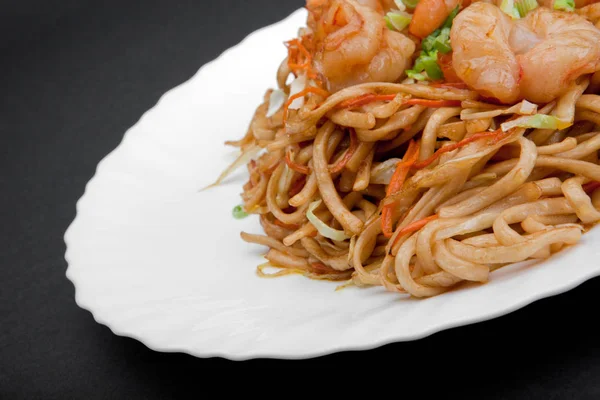 Chinese noodles with shrimp — Stock Photo, Image