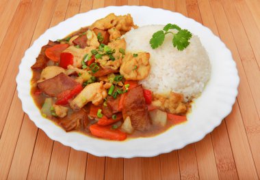 Çin etli sebze ve pirinç