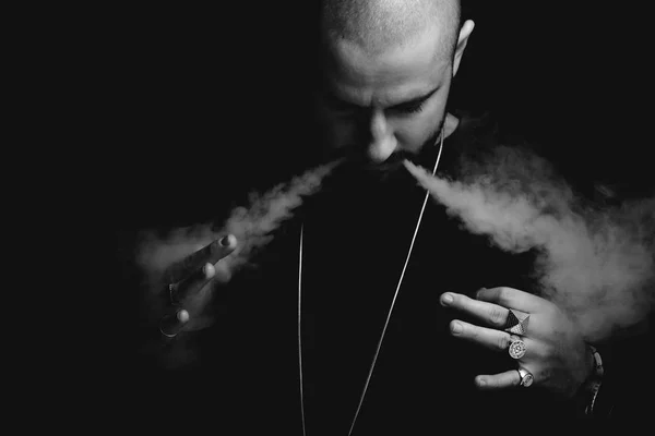 Man Smoking electronic vaporizer — Stock Photo, Image