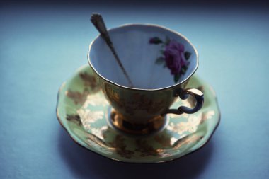 Gümüş kaşık ile eski İngilizce cam