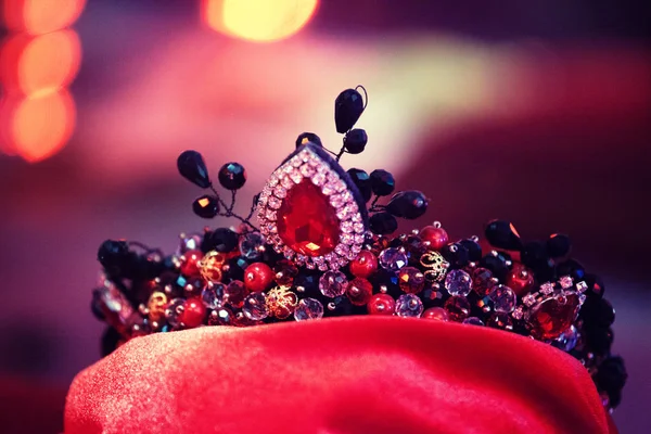 Чёрная корона на красной опоре — стоковое фото