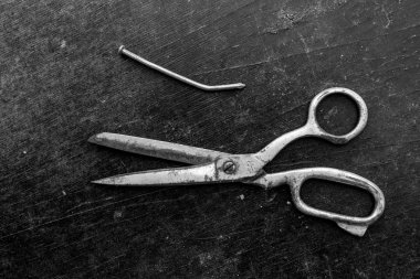 makas ve tırnak üzerinde bir tablo