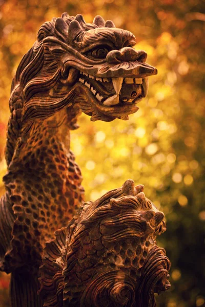 Zlaté keramický obrázek draka — Stock fotografie
