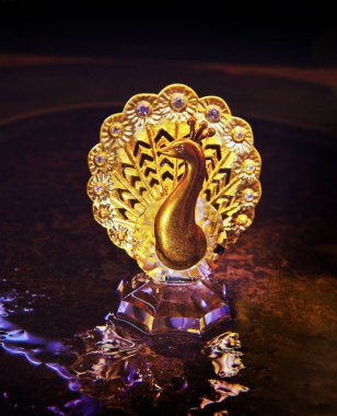 Kristal gelen ekler ile altın kuş