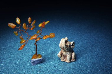 Amber Bonsai ağacı ve fil
