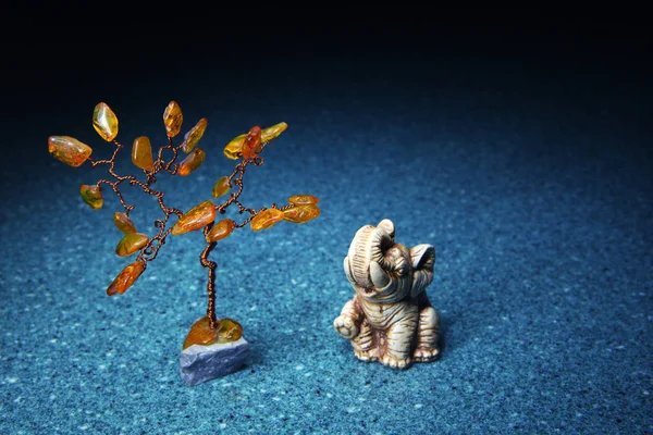 Amber Bonsai Árbol y Elefante — Foto de Stock