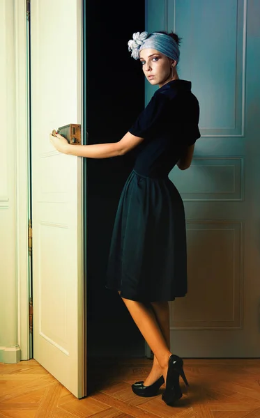 ドアの取っ手を持つモデル — ストック写真
