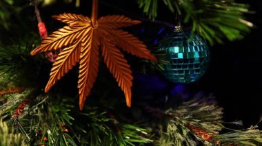 Yeni yıl köknar ağacı esrar ile Disco topu oyuncaklar 
