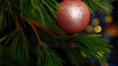 Yeni yıl köknar ağacı ışıkları ile oyuncaklar