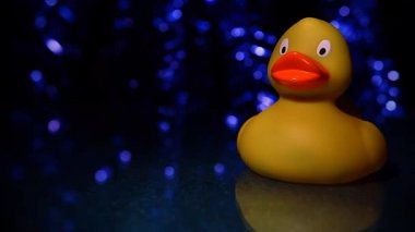 Sarı silikon ördek bokeh mavi