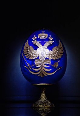 Rus Eagles simgesi olan mavi yumurta