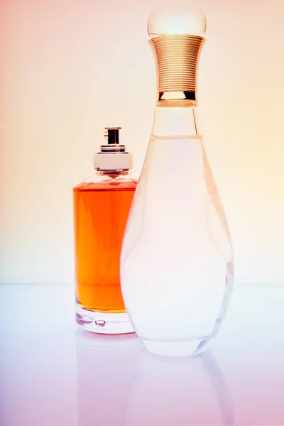 Glas Parfum Fles Witte Achtergrond Studio — Stockfoto