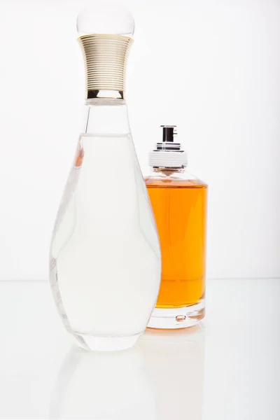 Glas Parfum Fles Witte Achtergrond Studio — Stockfoto