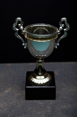 Gümüş bardak Studio kalite koyu arka plan