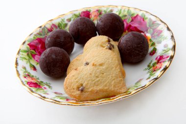 Kalp kurabiye çikolata studio beyaz arka plan