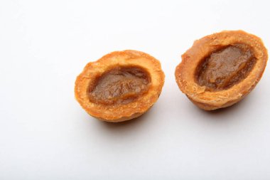 Tanımlama bilgilerini yoğunlaştırılmış süt beyaz arka plan stüdyo