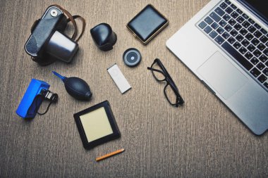 İş yerinde tablo fotoğrafçı arka plan