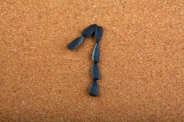 黒ヒマワリ種子番号木製の背景 — ストック写真