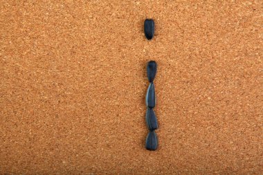 Siyah Ayçiçeği tohumları alfabe ahşap arka plan 