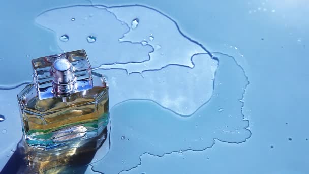 Glas Parfüm Flasche Wasser Welle — Stockvideo