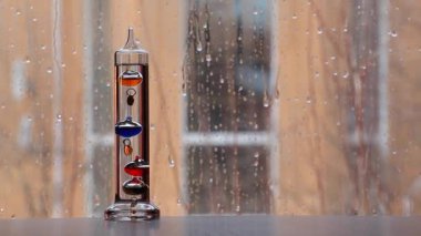 Bahar zamanı yağmur termometre 