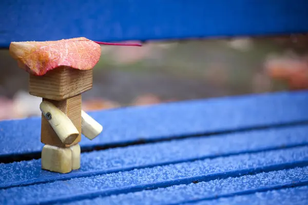 Handmade Wooden Figure Autumn Leaf Bench Rain — Stock Photo, Image