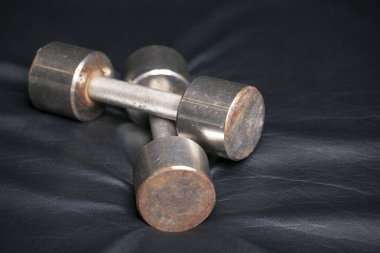 Eski paslı halterli deri arka plan  