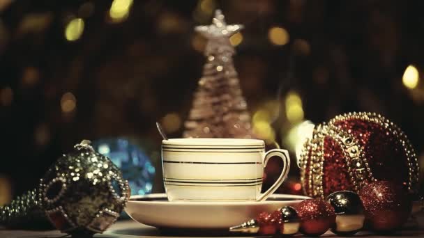 熱いお茶カップミニチュアモミの木新年のおもちゃテーブルHdフッテージ — ストック動画