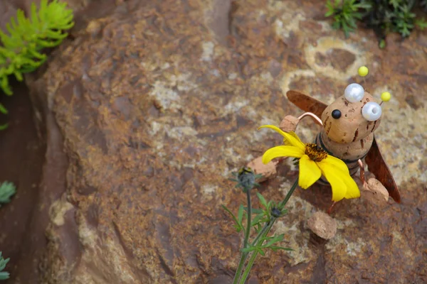 Abeja Hecha Mano Flor Piedra Fondo — Foto de Stock