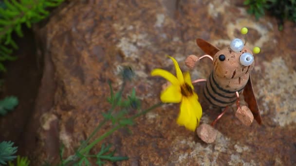 Handmade Abelha Flor Pedra Fundo Imagens — Vídeo de Stock