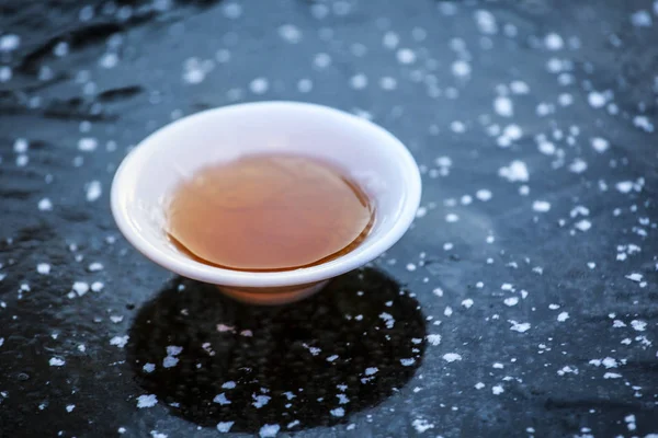 Heißer Tee Tasse Gefrorenen See Hintergrund — Stockfoto